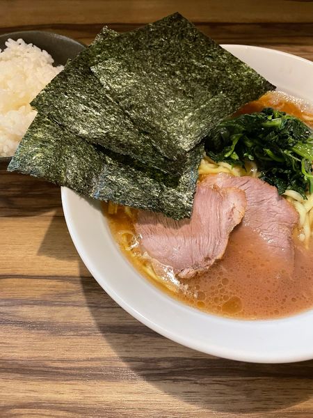 「ラーメン 並盛 ライス」@横浜家系らーめん 五丁目ハウスの写真