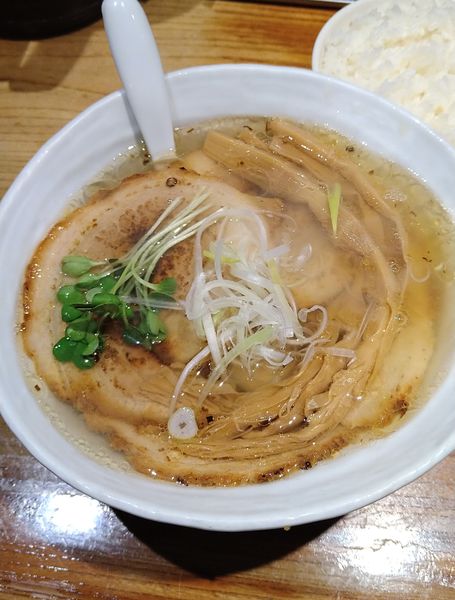 「塩ラーメンチャーシューメン+ライス」@手打ちラーメン創房 舌笑家の写真