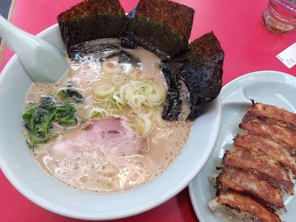 「豚骨醤油ラーメン690円(麺普通味薄油少)クーポンで餃子無料」@ラーメン山岡家 音羽蒲郡店の写真