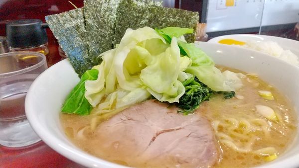 「#醤油とんこつラーメン #並盛 #800円 #キャベツ #100」@甲子家の写真