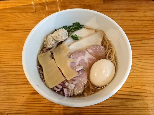 「特製貝と牛の中華そば(醤油)　1050円」@貝そばもぉむの写真