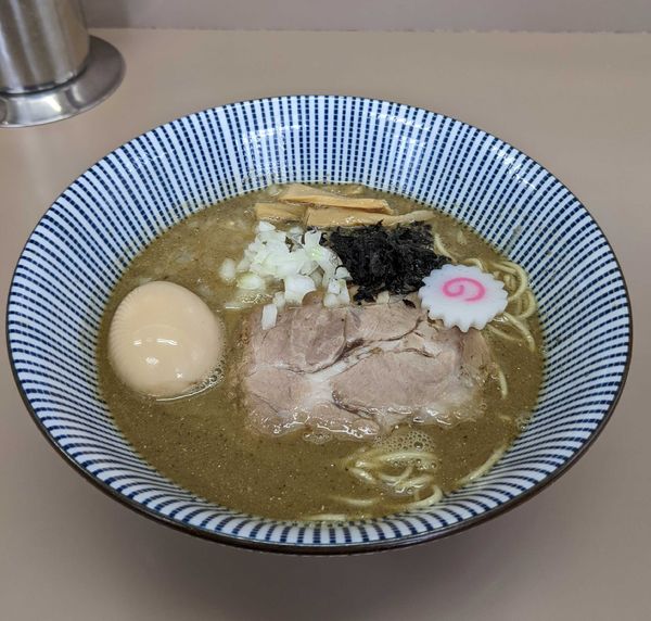 「濃厚煮干そば 900円 + 味玉 100円」@庵悟の写真