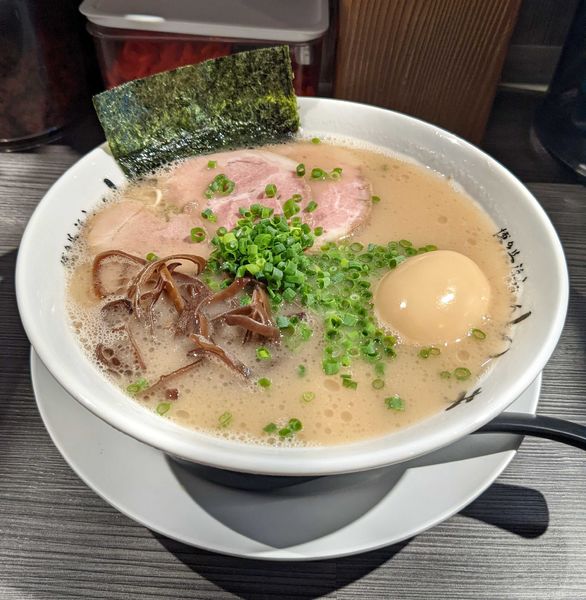 「ちゃーしゅーめん 940円 + 味付たまご 120円」@博多長浜らーめん いっき 戸塚安行店の写真