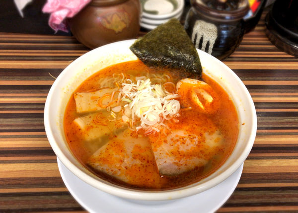 「辛いらぁめん赤(800円)」@めん処 倖佳の写真