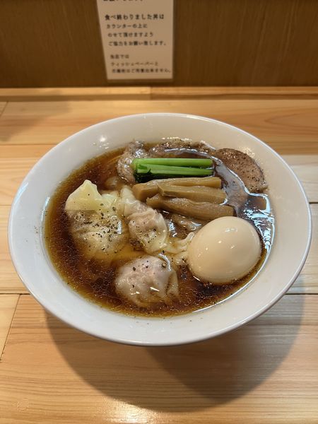 「鴨雲呑中華そば黒(トッピング味玉)」@世田谷中華そば 祖師谷七丁目食堂の写真