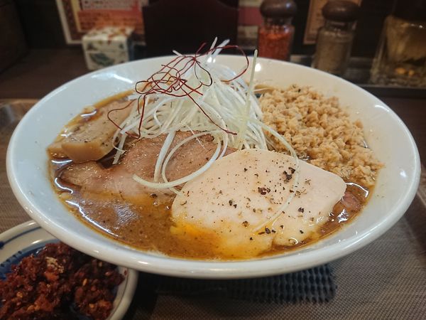 「大山鶏の辛中華そば＋鶏ほぐし」@つけめん さなだの写真