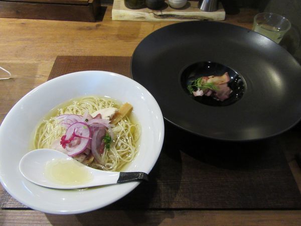 「鶏と水（あっさり）塩肉増し（１０７０円）＋替え玉烏賊肝ソース」@蜂と蝶の写真
