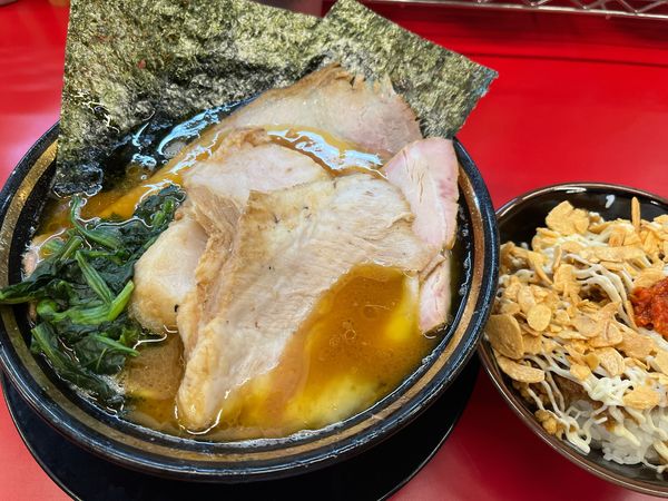 「チャーシューメン(3枚)+豚トロ×2枚 ライス 計¥1,100」@柏 王道家の写真