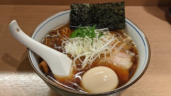 「特製醤油ラーメン＋大山鶏ごはん（1,050円＋100円）」@らぁ麺 くろ渦の写真
