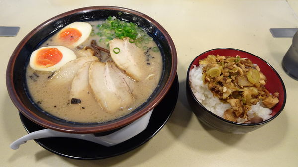 「チャーシューめん（850円）＋味付玉子＋チャーシュー丼」@創作とんこつともあれの写真