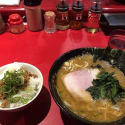 ラーメン(750円)固め、ライス(150円)