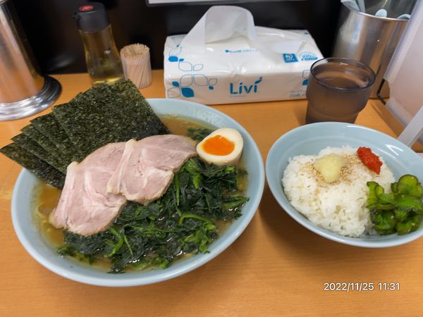 「特製ラーメン中盛り ほうれん草」@横浜らーめん 武蔵家 綾瀬店の写真