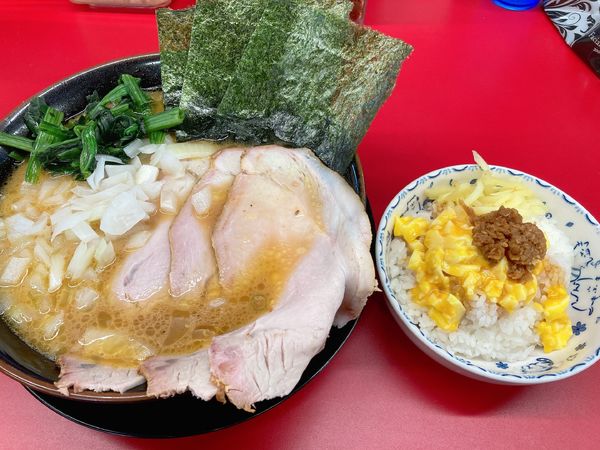 「チャーシュー麺（3枚）＋玉ねぎ＋半たまごまぶし」@王道家直伝 との丸家 八潮店の写真