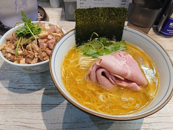 「【気まぐれ限定】特製地鶏と鰹の白湯 ちゃーしゅー丼」@中華そば 四つ葉の写真