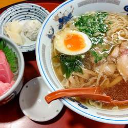 煮干し香る自家製醤油らーめん　本マグロ丼ハーフ　1300円