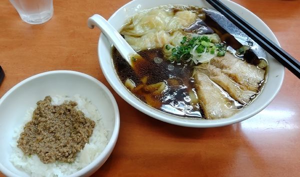 「海老ワンタンメン(濃口)(大盛)+生姜丼」@日陰の写真