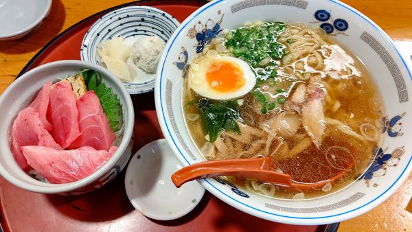 「煮干し香る自家製醤油らーめん　本マグロ丼ハーフ　1300円」@マグロ食堂 いさまる屋の写真