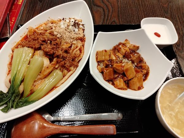 「特製まぜ刀削麺+山椒麻婆飯」@餃子酒場 船橋店の写真
