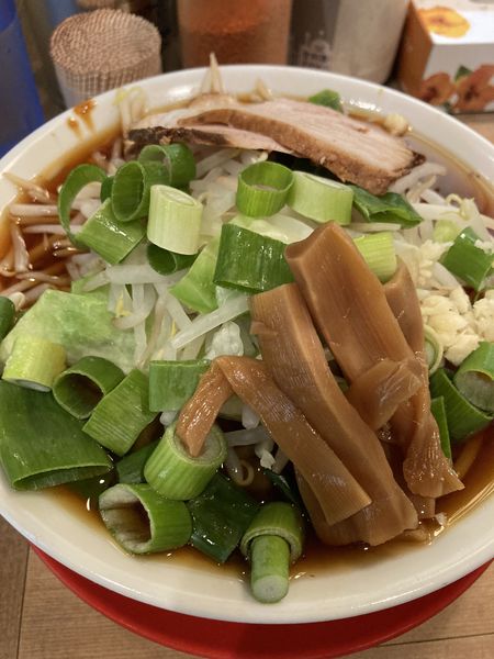 「ラーメン並¥650（ ネギ増し+ニンニク少し）」@らーめんやまちゃんの写真