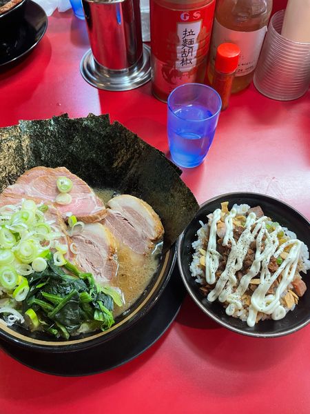 「ことちゃん　のり、薬味ネギトッピング　賄い飯」@家系ラーメン とらきち家の写真