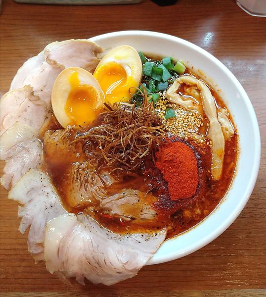 「炙り肉ソバ醤油 880円＋味玉クーポン」@麺と肉 だいつる ひるドラ鶴橋の写真