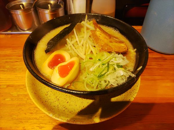 「味付き玉子ラーメン　大盛無料　８００円」@らあ麺 やったるの写真