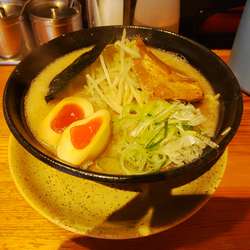味付き玉子ラーメン　大盛無料　８００円