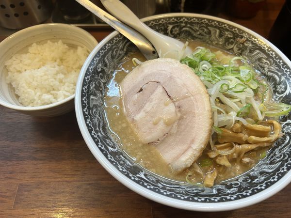「らーめん650円（10周年感謝価格）＋半ライス（無料）」@拉麺 梅太郎の写真