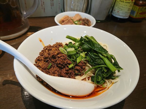 「成都式汁なし担々麺 角煮入り 5辛5痺 ご飯」@六坊担担面の写真