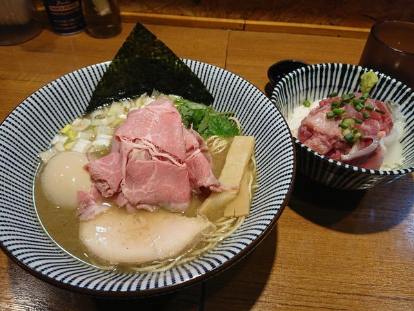 「一番搾り煮干そば特製 海鮮丼」@寿製麺よしかわ 川越店の写真