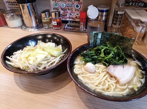「ラーメン・ほうれん草・山盛りもやし(硬め多め)¥800」@横浜家系ラーメン 鶴見家 鶴見西口店の写真