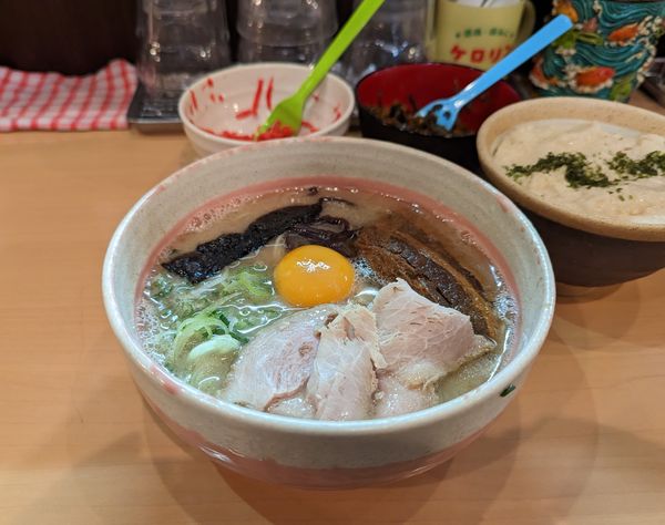 「元気豚骨ラーメン〜佐賀豚骨風〜元気豚角煮入り」@魂麺の写真