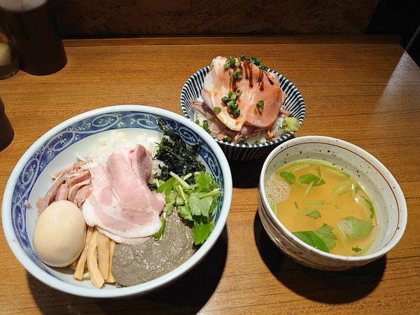「【限定】煮干し油そば 煮卵 チャーシュー丼」@寿製麺よしかわ 川越店の写真