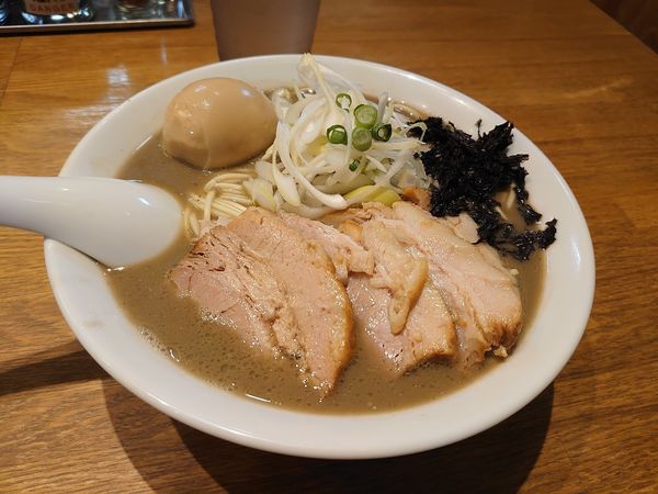 「濃厚煮干しそば 混ぜ玉チャーシュー味玉」@中村屋総本山の写真