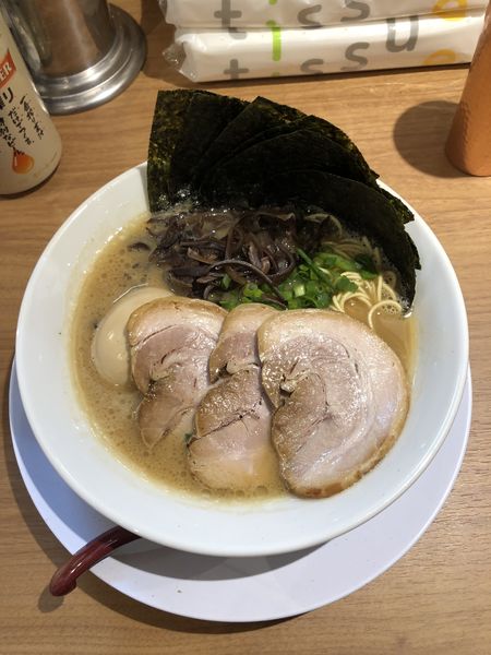 「MAXラーメン　＋キクラゲ」@釜焚きとんこつ がっとん 東京ラーメン横丁店の写真