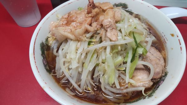 「麺半分豚1枚750円ニンニク　野菜まし、あぶら」@ラーメン二郎 越谷店の写真