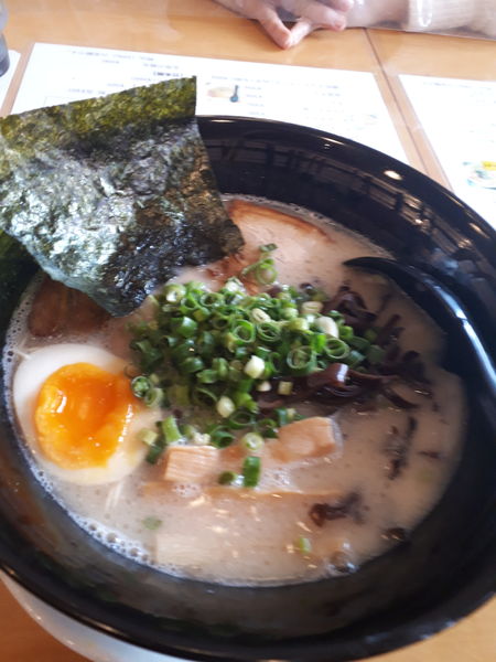 「醤油ベース全部のせ」@博多とんこつラーメン しろひげの写真