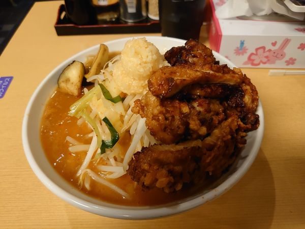 「あんかけDXラーメン 唐揚げ付」@旨辛ラーメン 表裏 市ヶ谷本店の写真