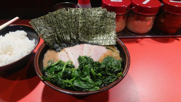 「チャーシュー麵中盛　麺固め　濃いめ＋レン草・ノリ」@横浜ラーメン 斎藤家の写真