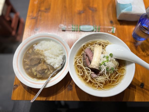 「牛の醤油ラーメン 900円＋ホルモンミニカレー300円」@ぬまちゃんラーメンの写真