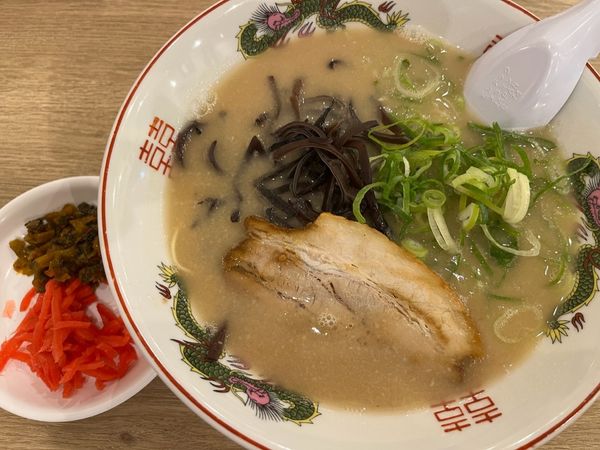 「十割ラーメン、細麺、カタ＋半替玉」@ぎょらん亭 西早稲田店の写真