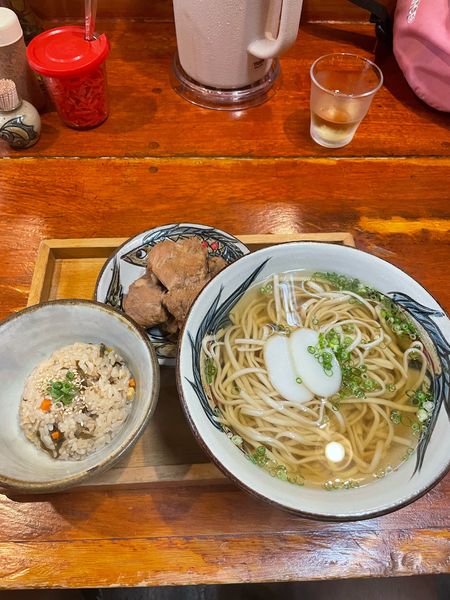 「ソーキそば大とジューシー」@とらやの写真