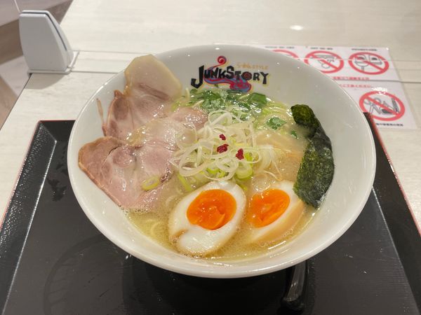 「濃厚鶏白湯らーめん(半熟味玉トッピング)」@らーめんSTYLE JUNK STORY 阪急三番街店の写真