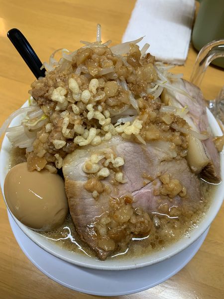「ラーメン豚プラス(じおん印のｼﾞｬﾝじ煮玉子ﾆﾝﾆｸ)」@ジャンクラーメン じおんの写真