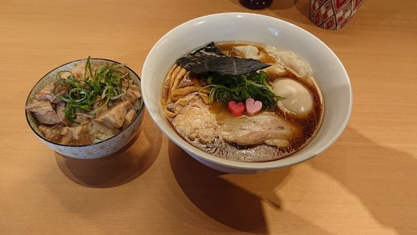 「特製醤油らーめん チャーシューごはん」@らぁ麺 恋泥棒の写真