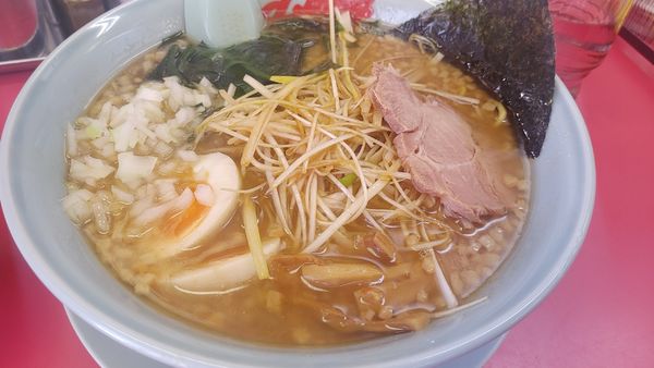 「期間限定　プレミアム醤油とんこつラーメン　味玉、白髪ネギ」@山岡家 松本店の写真