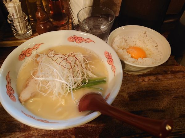 「鶏白湯らーめん 卵かけごはん」@麺・酒処 ぶらりの写真
