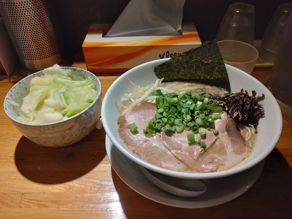 「とんこつ 茹でキャベツ」@中華そば専門 めんやいただきの写真