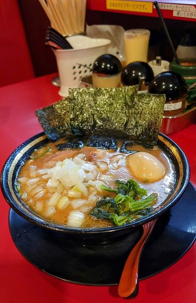 「チャーシューラーメン　味玉　玉ねぎ　半ライス」@家系ラーメン 熊田家の写真