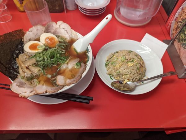 「特製ラーメン全部のせ・焼き飯」@ラーメン魁力屋 五反田店の写真